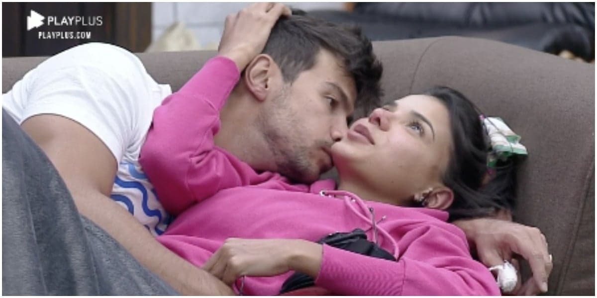 Jake e Mariano movimentam edredom e público aposta em sexo (Foto: Reprodução)