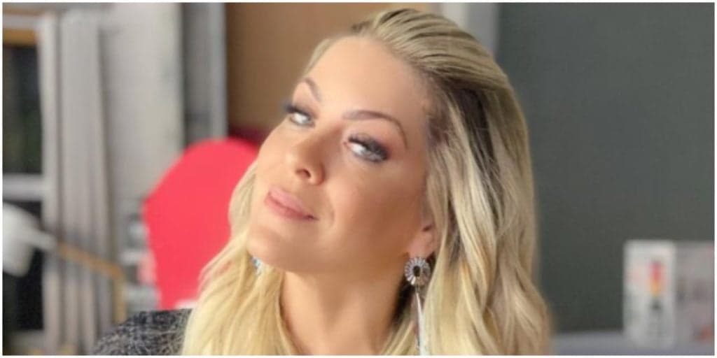 Renata Fan surge segurando em grades na Band, após flagra em escadaria com mãos pra trás: “Jesus”