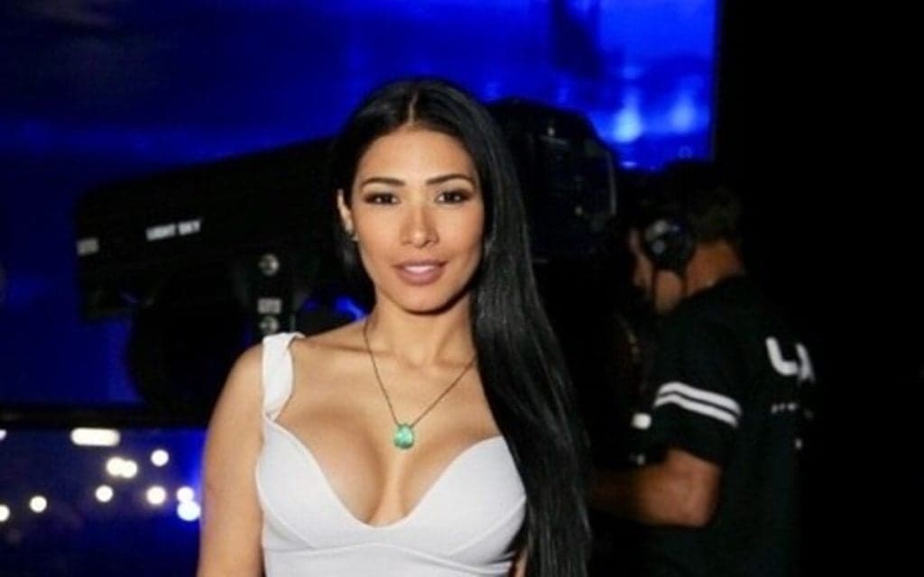 Simaria tira a roupa, coloca biquíni fininho e transparente, e deixa seios de fora: "Gostosa"