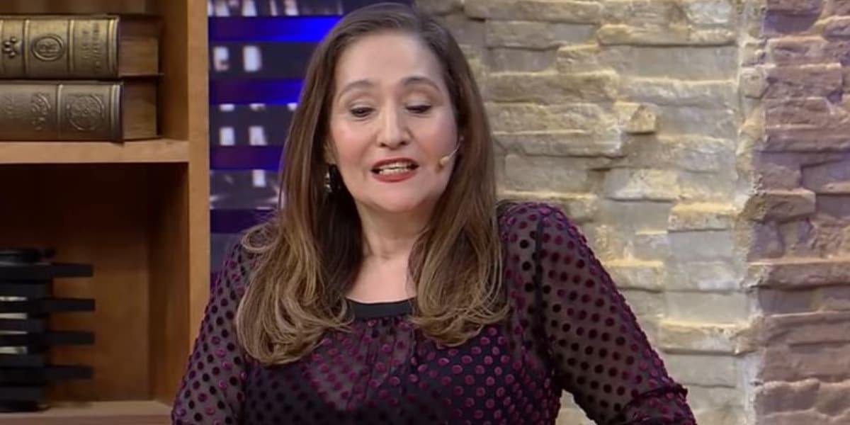Sonia Abrão lamentou morte de companheira de trabalho (Foto: Reprodução/RedeTV!)