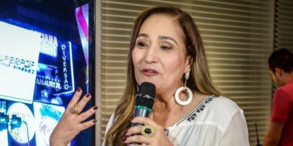 Sonia Abrão, após receber ataques, é defendida por irmão, que detona atitude da Globo: "Vão à m#rda"