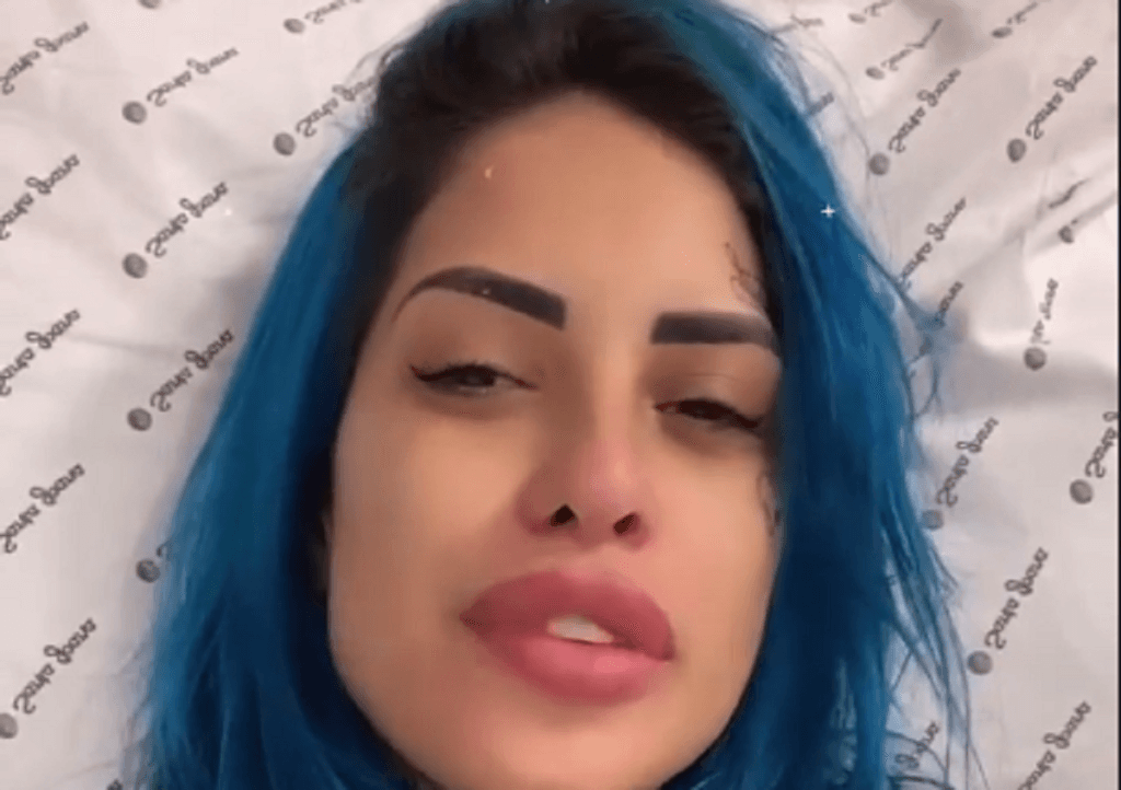 Cantora Tati Zaqui é internada às pressas e passa por cirurgia com doença severa: "Muita dor"