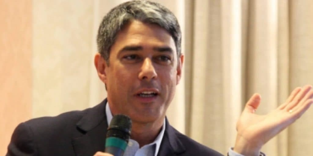 William Bonner chega aos 57 escondendo a cara, fugindo do presidente e beirando salário de R$ 1 milhão