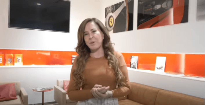 Zilu ostenta luxo dirigindo Ferrari