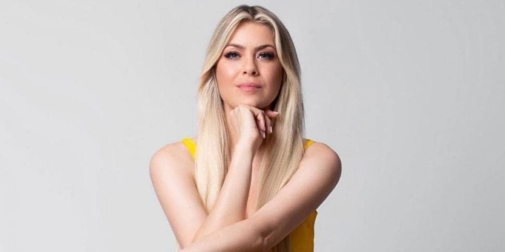 Renata Fan escancara seios e explode com tamanho