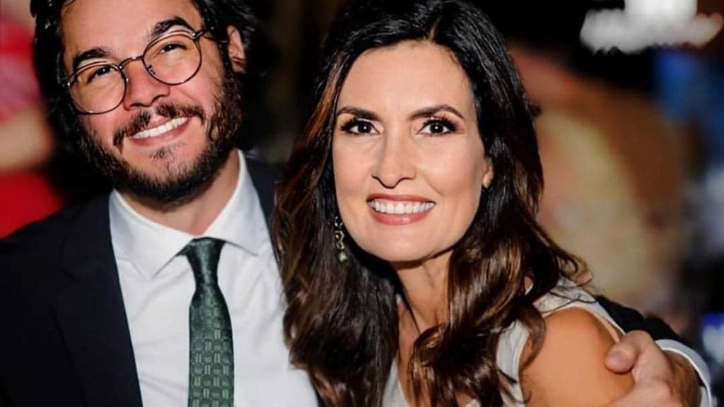 Fátima Bernardes é flagrada na praia com Túlio Gadelha