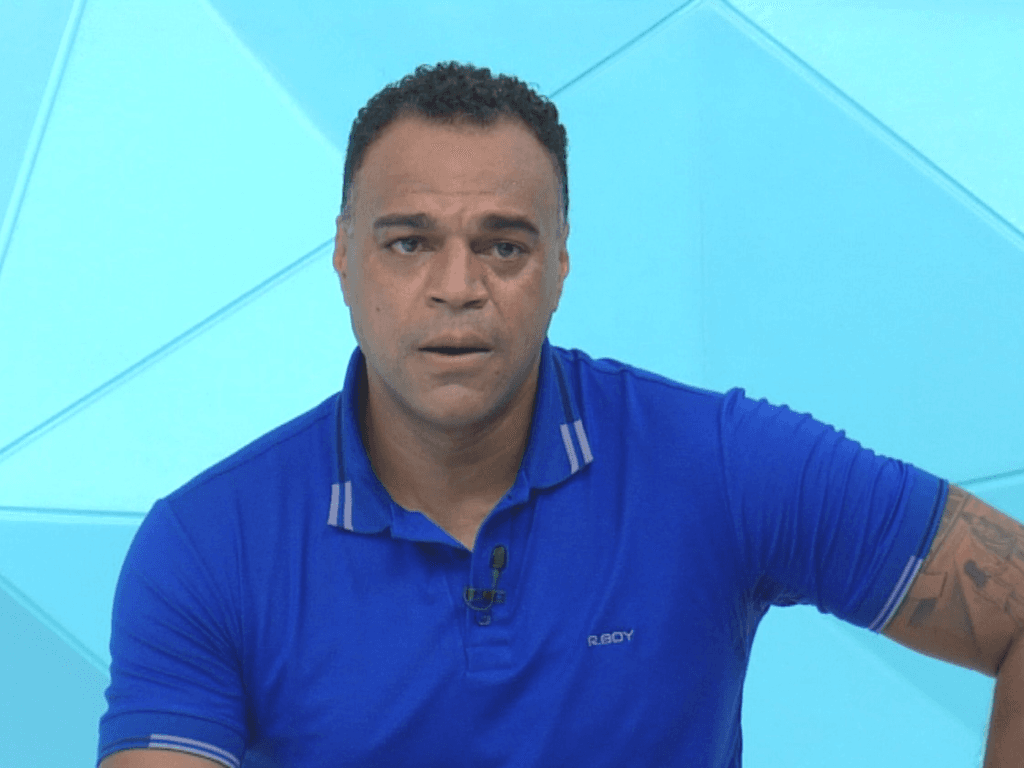 Denilson sofre com deboches de colegas no Jogo Aberto
