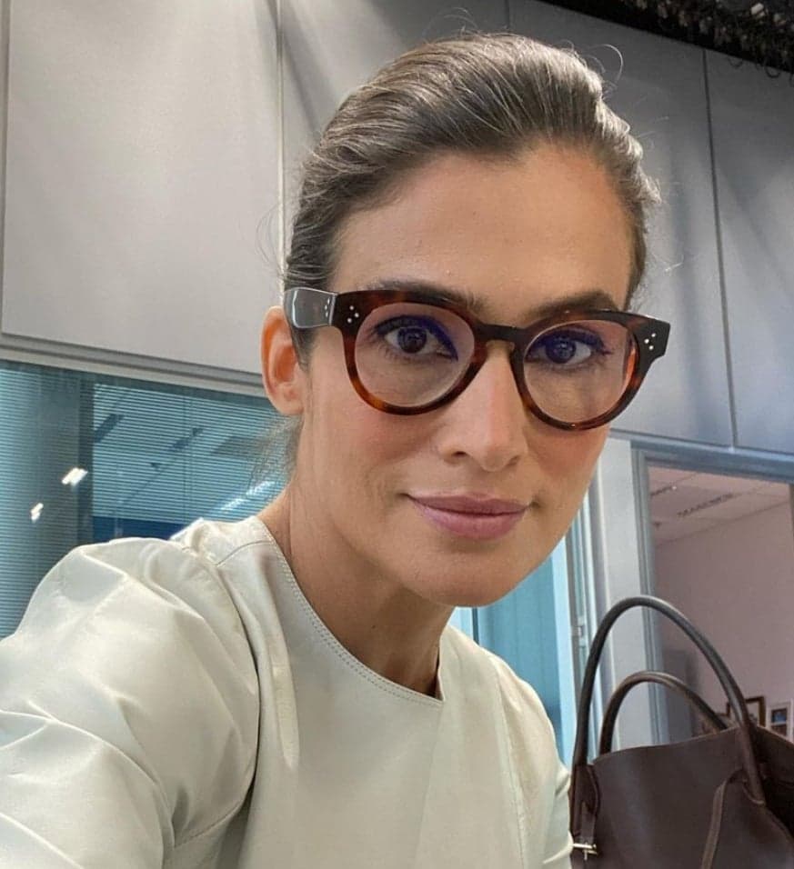 Renata Vasconcellos mostra planta que ganhou e chama atenção