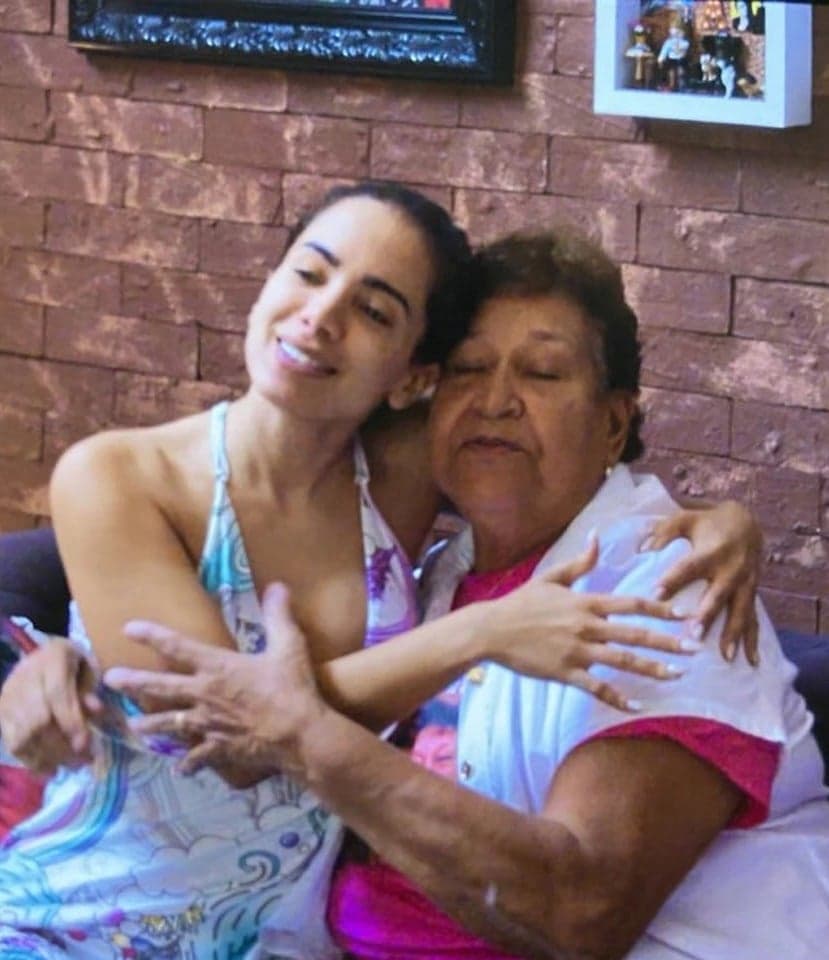 Anitta ao lado de fã idosa (Foto: Reprodução)