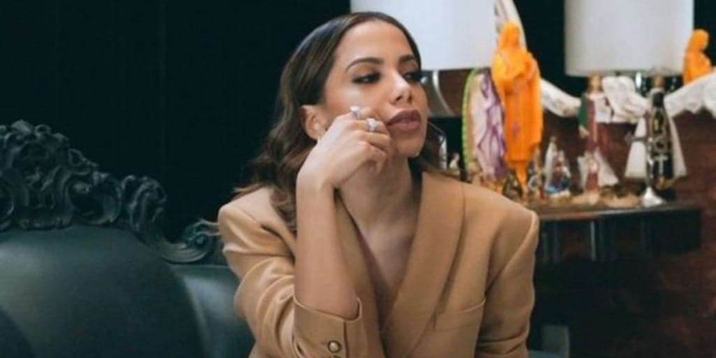 Anitta questiona fã idosa dentro de casa e vídeo é exposto: "Que caralh*s está fazendo no meu sofá"