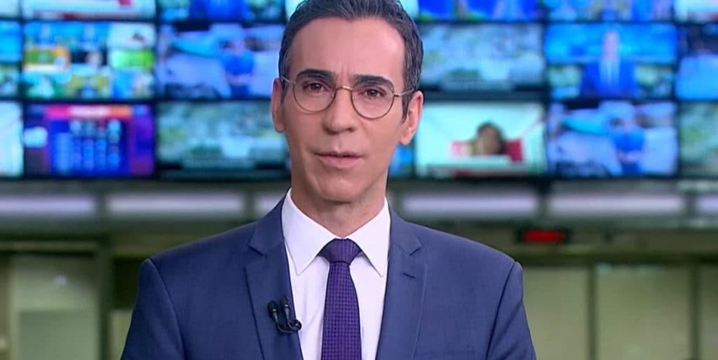 César Tralli, após rasteira em Maju Coutinho na Globo e choro em elevador, confirma tudo: "Peguei no momento''