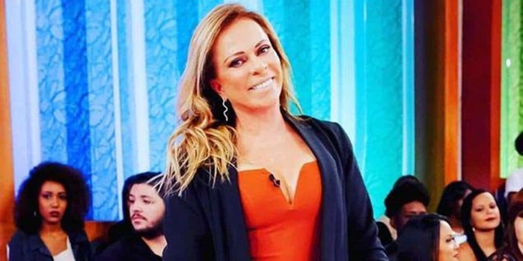 Christina Rocha, aos 63 anos, tira a roupa, surge apenas de biquíni e deixa partes íntimas de fora: "Dei zoom"