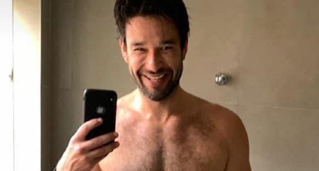 Sergio Marone novamente deixa a cobra marcada em foto só de toalha: "P*ntão"