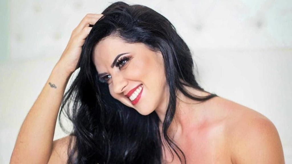 Graciele Lacerda mostra quase tudo e deixa público babando