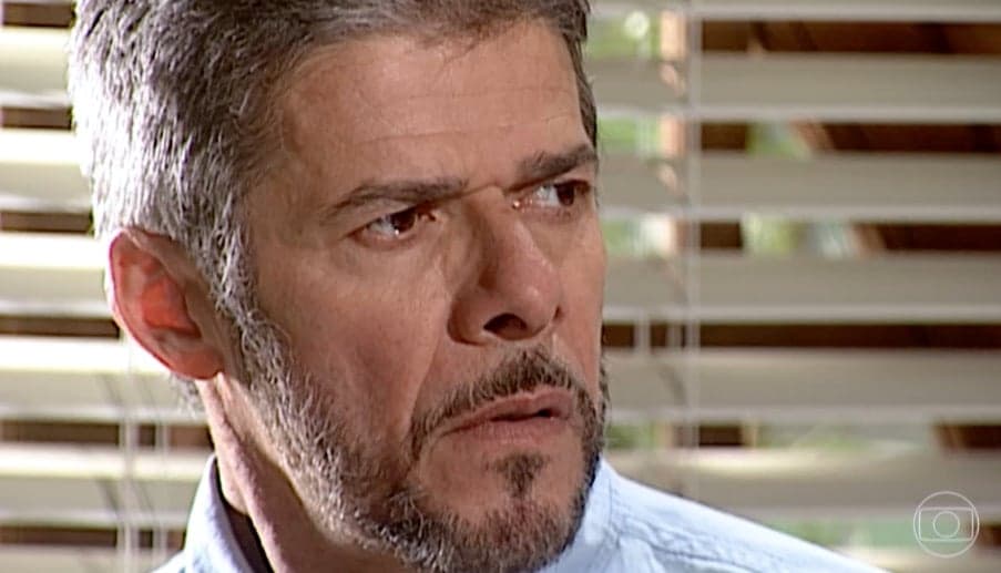 Laços de Família: Pedro flagra e aprecia Íris sensualizando e toma atitude inesperada; saiba qual