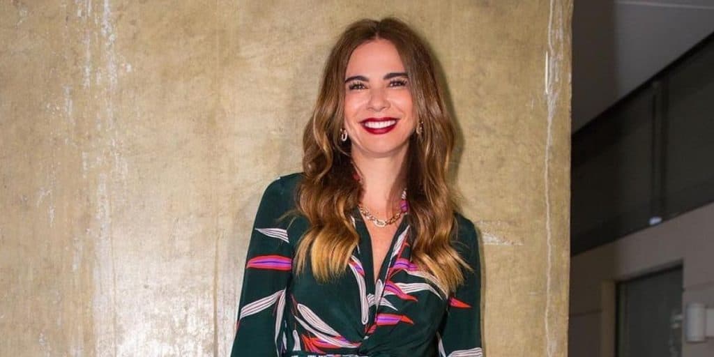 Luciana Gimenez dispensa roupas, posa nua e usa apenas botas: "Nossa"