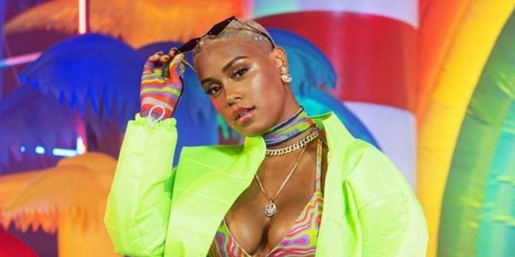 MC Rebecca presenteia namorado com Iphone, ganha pulseira e rebate piadas: "Tá incomodado?"
