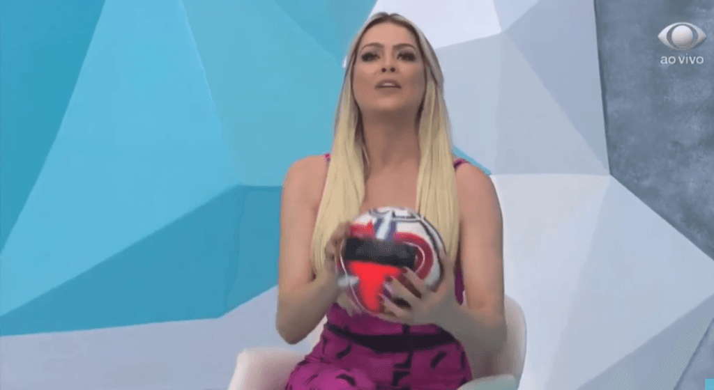 Renata Fan não segura e usa encerramento do seu programa na Band para comunicado e choradeira gritante: "Perdendo"