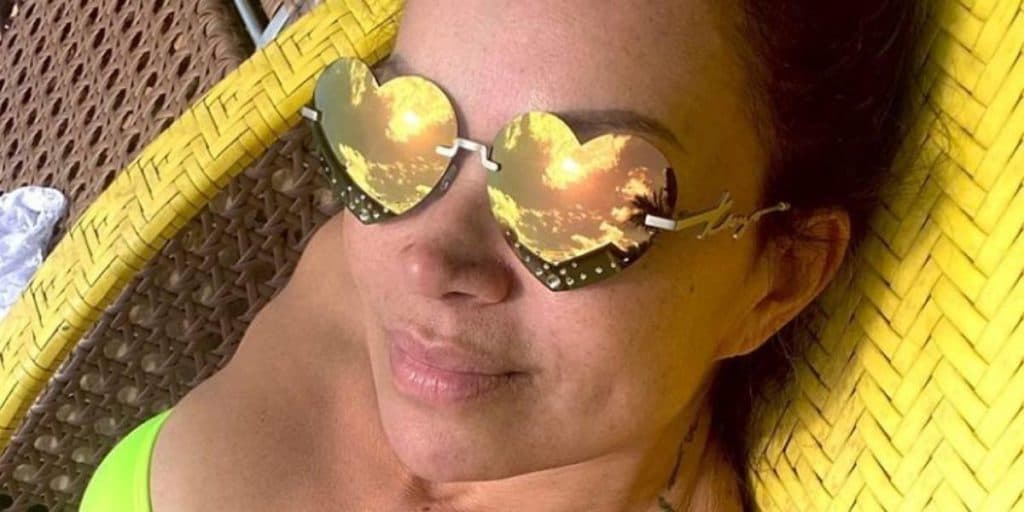 Aos 46 anos, Solange Almeida ostenta corpão com biquíni cavado e exibe curvas em clique quente: "Nossa"