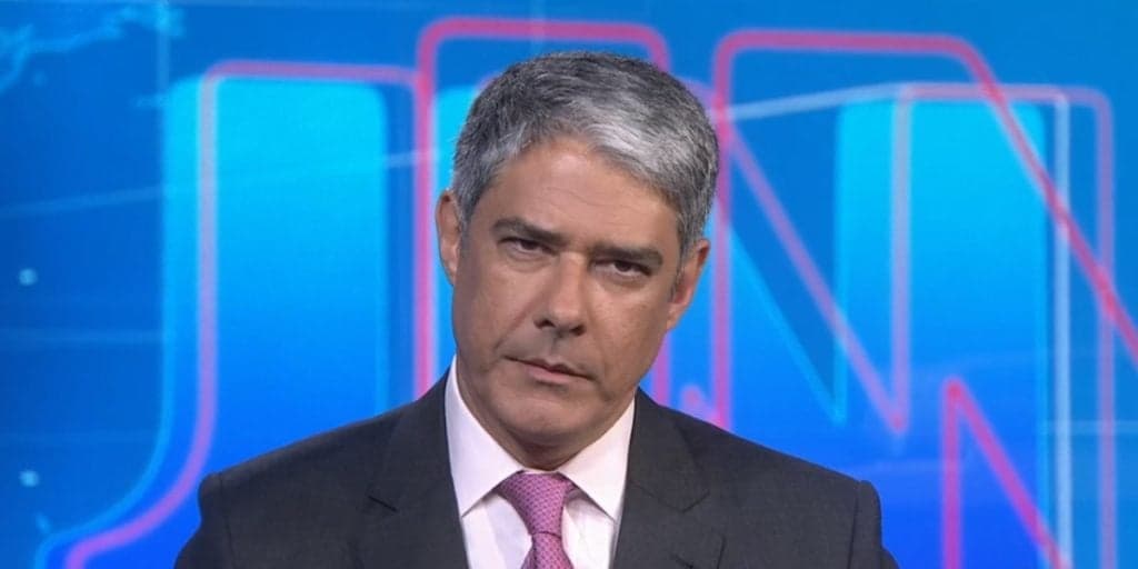 William Bonner ouve da boca de Renata no JN, se descontrola e arregala os olhos com deboche: "O que deu nele"