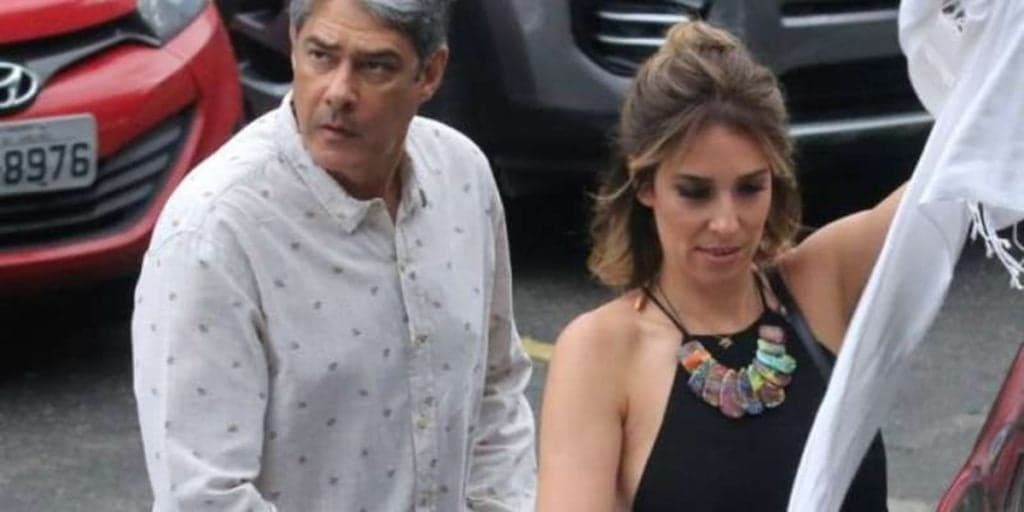 William Bonner tem flagra cantando no carro com a mulher