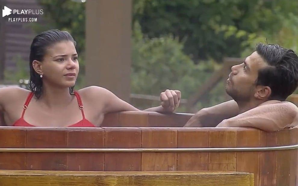 A Fazenda 12: Jake faz proposta ousada para Mariano, leva fora e é dispensada sem dó: "Agradecido"