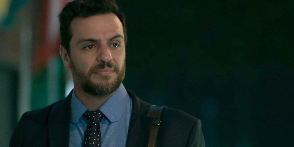 Caio, homem branco de terno escuro e cabelos e barba castanhos, em cena noturna da novela A Força do Querer