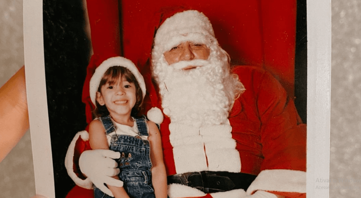 Ana Clara com papai noel na infância (Foto: Reprodução) Ana Clara com papai noel na infância (Foto: Reprodução)