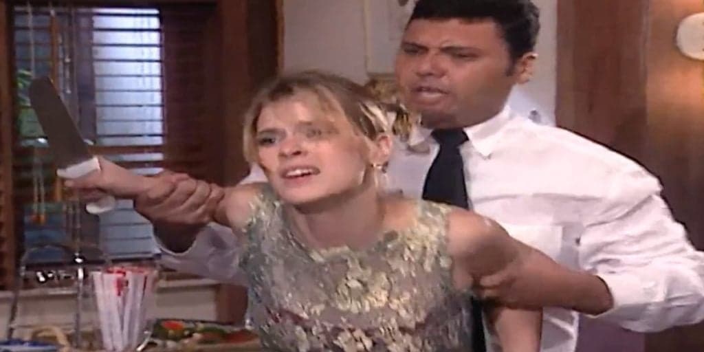 Laços de Família: Camila briga com Íris, perde a cabeça e puxa fação para matar a tia