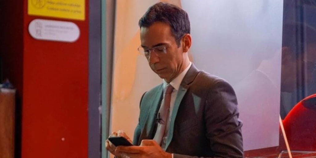 César Tralli coloca mala nas costas e faz anúncio, após pegar lugar de Maju e explodir na Globo: "Fiquem em paz"