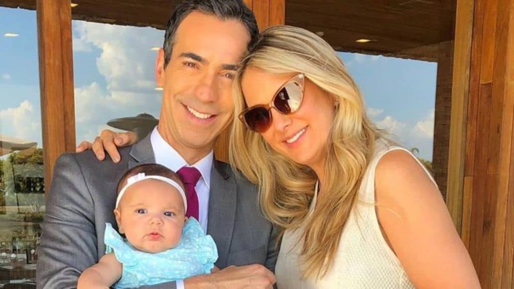 Ticiane Pinheiro mostra bastidores do Hoje em Dia e pernas aparecendo chamam atenção
