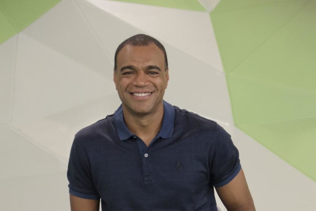 Denilson curte o dia com amigos e até Pato surge junto