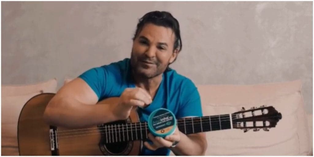 Em live feita por ex, Eduardo Costa é exposto para milhões e seu número de celular é vazado