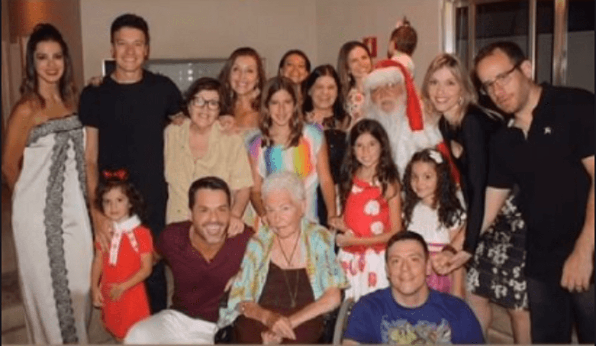 Rodrigo Faro com a família reunida (Foto: Reprodução) Record Rodrigo Faro com a família reunida (Foto: Reprodução) Record