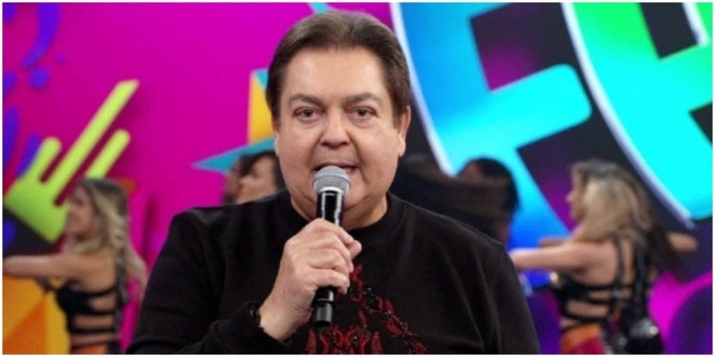 Faustão quebra protocolo e fala sobre atual momento do país