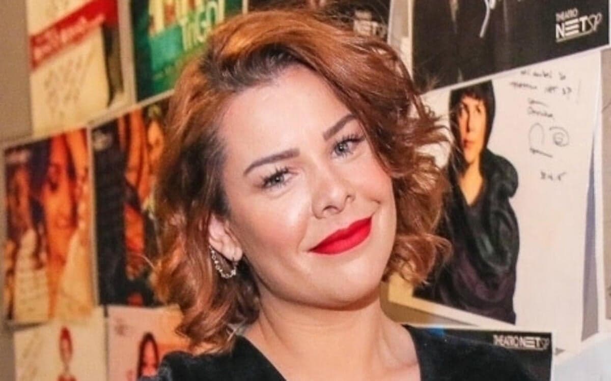 Fernanda Souza surge agarrada com mulher (Foto: Divulgação)