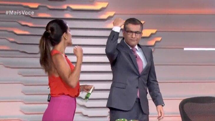 Hélter Duarte e Carol Barcellos comemoram chegada de coxinhas no Bom Dia Brasil (Foto: Reprodução) Hélter Duarte e Carol Barcellos comemoram chegada de coxinhas no Bom Dia Brasil (Foto: Reprodução)