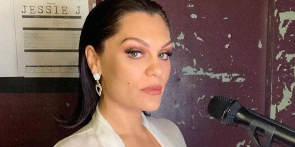 Cantora Jessie J perde a audição, é diagnosticada com doença terrível e se desespera: "Acordei surda"