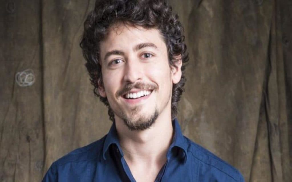 Jesuíta Barbosa, após se assumir gay, se declara para namorado e deixa público surpreso: "Meu amor"