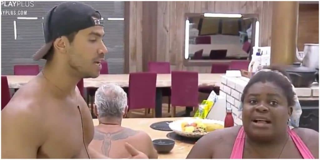Jojo atola a mão no peru de Mariano embaixo do roupão e reação do peão é estarrecedora: "Já te falei"