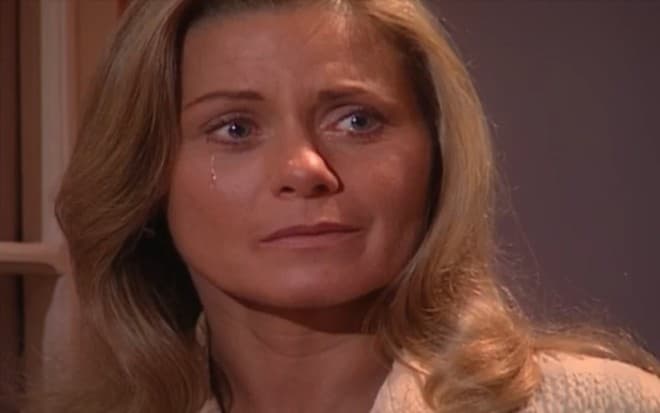Laços de Família: Após ouvir confissão, Helena sofre com romance de Edu e Camila