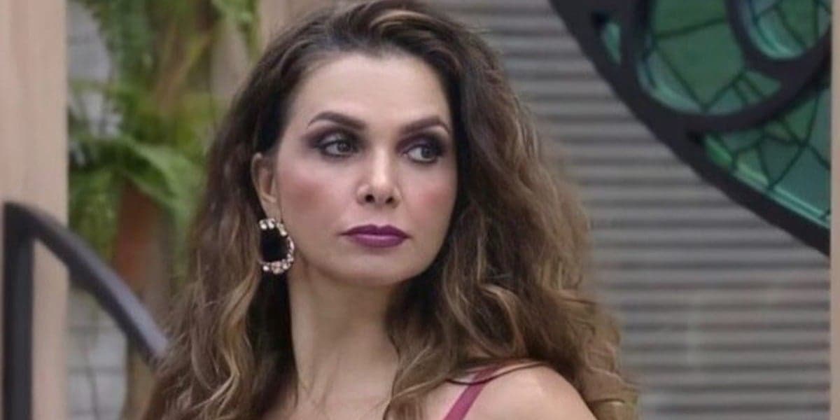 Luiza Ambiel celebra saída de Mariano de A Fazenda 12 (Foto: Reprodução)
