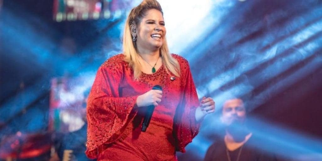 Marília Mendonça surge de oncinha, deixa seios em evidência e põe roupa colada marcando tudo: "Gostosa"