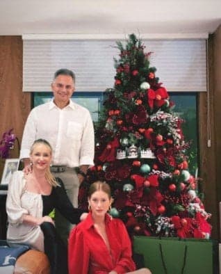 Marina Ruy Barbosa ficou distante do marido em pleno Natal 