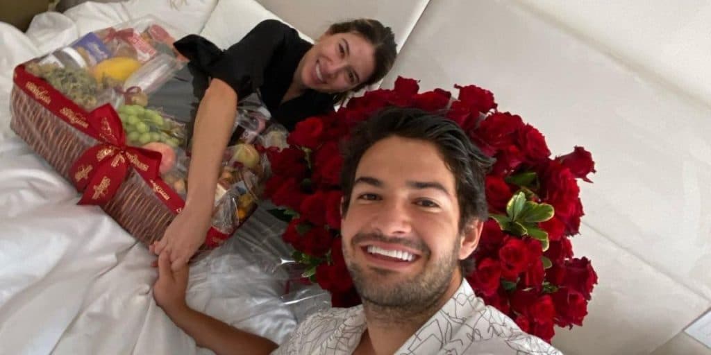 Rebeca Abravanel e Alexandre Pato mostram detalhe luxuoso em mansão que moram