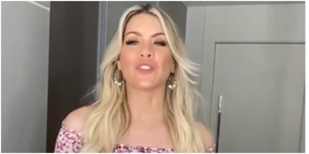 Recatada, Renata Fan expõe foto rara do namorado