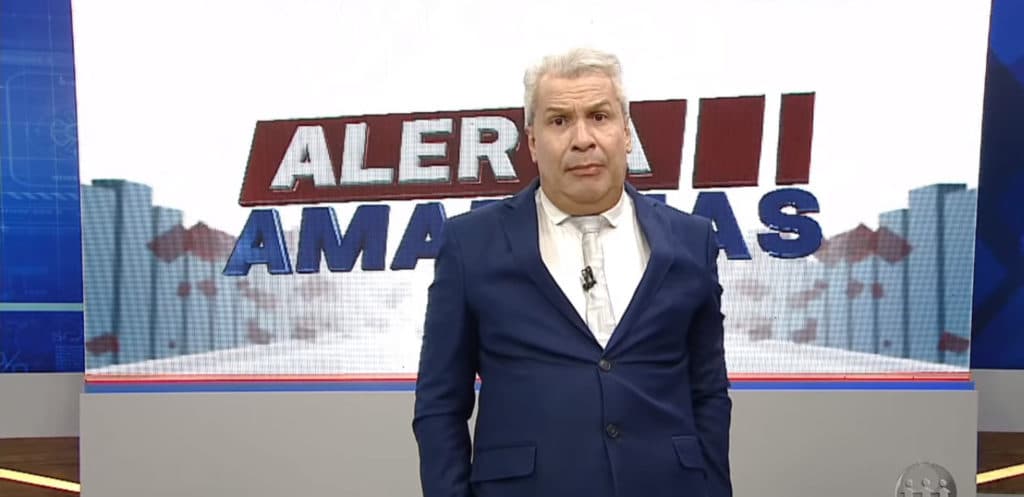 Sikêra Jr. impede repórter de sair do ar e fica nervoso