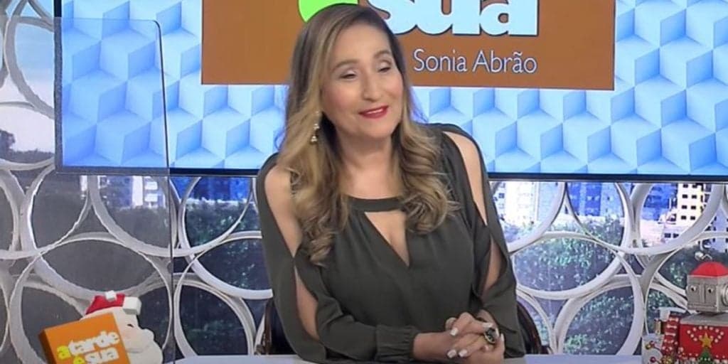 Sonia Abrão tem intimidade exposta ao vivo e romance com apresentador do SBT é escancarado: "Paquerei muito"