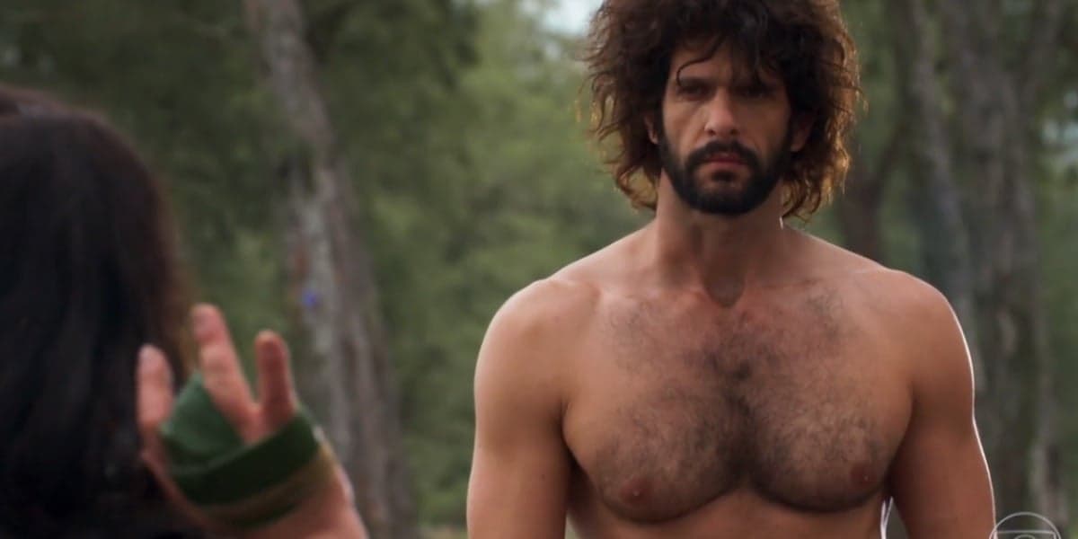 Tarzan de Haja Coração, homem branco, cabelos grandes castanhos e barba grossa