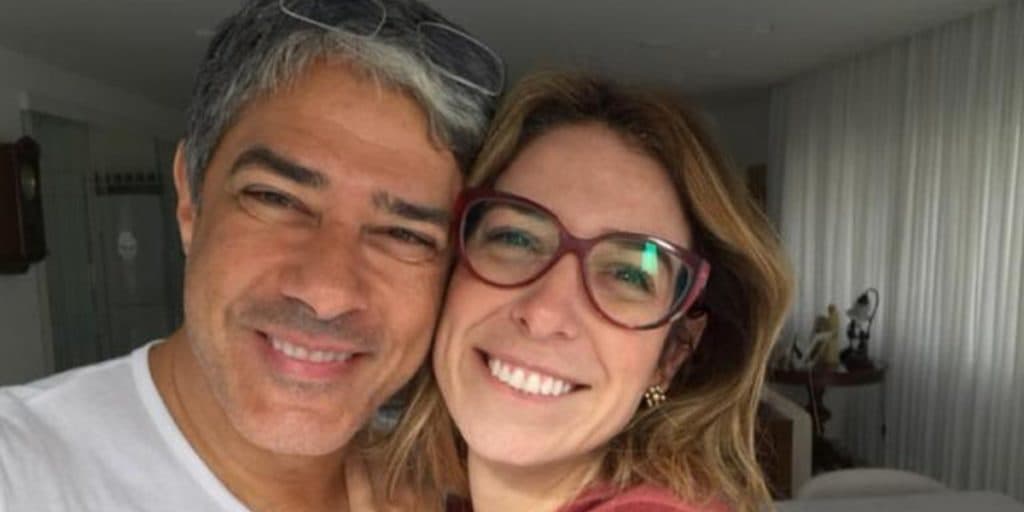 William Bonner é flagrado em carro com a esposa cantando
